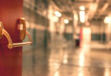 Trpěl Huntingtonovou chorobou. Lékaři tvrdili, že je alkoholik huntingtonovou_chorobou