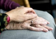 Loni v Česku zemřelo 120 tisíc lidí, nejvíc v prosinci zemrelo