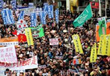 Čínští penzisté vyšli do ulic kvůli škrtům zdravotního pojištění penzisté