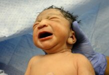 Loni se v Česku narodilo nejméně dětí za posledních 17 let deti