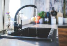 V potrubí s teplou vodou se v Kolíně objevila legionella potrubi