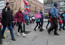 Na třetích dětech se neškrtá, skandovali zastánci rodiny rodiny