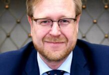 Léky musí za pacientem, ne za lékárnou, říká náměstek ministra leky