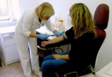 Roční léčba HIV pacienta antivirotiky vyjde na 200 tisíc Kč HIV