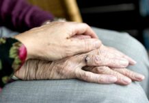 Příspěvek na péči lidé často škudlí, MPSV to chce změnit na_peci