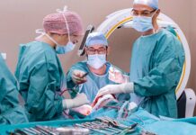 Vypadl ze 14. patra, chirurgové mu spravují obličejový skelet chirurgove