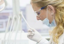 Gingivitida: V ústech lidí přežívá tichá a zrádná nemoc gingivitida