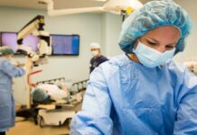 O HIV pozitivitě pacienta má lékař vědět, upozorňuje ČLK CLK