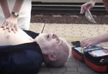 I ústředí ČSSZ už operuje život zachraňujícím AED AED