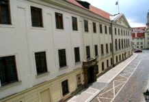 Sněmovna schválila konec monopolu u pojištění cizinců cizincu