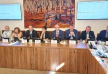 Poslanci zkritizovali ministra Válka za přílepek o elektronizaci prilepek