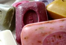 Za ekzém či suchou pokožku může i časté sprchování sprchovani