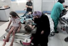 Lidé v Gaze se skrývají v nemocnicích. Chybí jim voda i potraviny