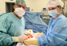 Ostravští chirurgové přišili 6letému chlapci prst u ruky a ten funguje prst