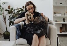 Pozůstalí si nechtějí odnášet věci po zemřelých v pytlích na odpadky pozustali