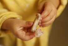 Pravidelné nošení sluchadel prodlužuje délku dožití sluchadel