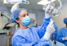 Na výměnu kolena či kyčle se má pacient dostat do roka vymena_kolena