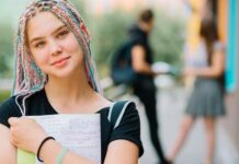 Nižší DPH na menstruační vložky koalice odmítla. Teď je rozdává dívkám menstruacni_pomucky