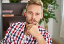 HIV se v Česku přenáší stále hlavně mezi homosexuály HIV