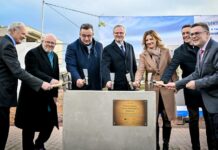 Premiér a další politici zahájili stavbu center MOÚ za miliardu korun miliardu