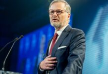 Za bezdůvodnou výpovědí si premiér Fiala stojí, odbory už předaly petici premier