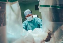 Endometriózu operovali lékaři Na Homolce prvně i roboticky prvne