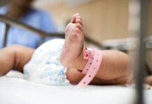 Porodnost v Česku strmě padá i letos, za první půlrok o 4 500 dětí deti