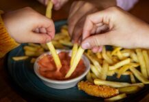 Rakovinný akrylamid je ve více než třetině jídel v českých restauracích akrylamid