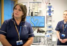 V Británii čekají lidé na operaci kyčlí roky. A nejen na ni Britanii