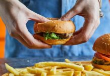 Nebezpečná E.coli se v McDonald’s v USA šíří zřejmě z čerstvé cibule E.coli