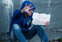 Za posledních 12 měsíců se v USA předávkovalo téměř sto tisíc lidí USA