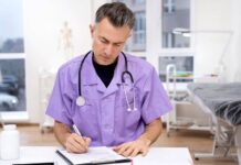 Nemocnice není hotel. Standardní lůžka v USA neznají, říká lékař luzka