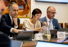 Vládní poslanci myslí na chudé. A tak narychlo zavádí placený nadstandard poslanci