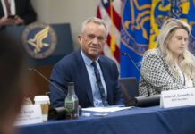 Ve zdravotní službě USA skončilo 10 tisíc lidí a 10 tisíc jich ještě skončí skonci