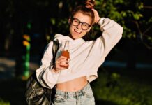 Poslanci zvažují zakázat prodej všech energetických potravin dětem energetickych