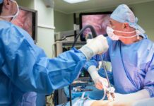 S odstraněním žebra kvůli bolesti ruky pomáhá chirurgům robot odstranenim_zebra