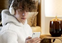 Mládež si ujíždí na sledování porna, ve Francii už to řeší Francii