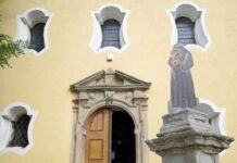 Irové s pietou pohřbí děti z irského sirotčince v městečku Tuam Tuam