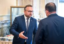 Platy ve veřejné sféře by mohly od ledna vzrůst o 5 až 13 % platy_ve_verejne