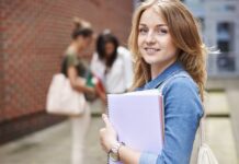 Studenti se sirotčí dávkou při změně školy předem informují úřady studenti