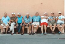 Ekonom navrhl povinnou službu pro důchodce a sklidil kritiku kritiku