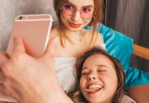 Dospívající si posílají nudes. Netuší, že nelegálně šíří pornografii dospivajici_nudes