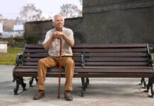 Mladí evropští poslanci mluví o důchodcích jako o hospodářské zátěži poslanci