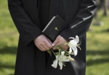 Pozůstalí se soudí o umístění urny s popelem. Ten si nakonec rozdělí urny_s_popelem