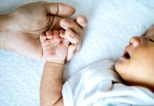 Komentář: Zatímco adopce léčí rány, náhradní mateřství je působí nahradni_materstvi