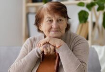 Komentář: Straší nás stárnutím, ale sami nám nepěkné stáří připravují starnuti