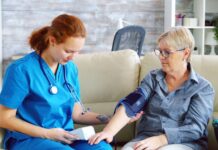 Domácí zdravotní péči nepředepisuje jen praktik. Lidé to často ale neví domaci_zdravotni