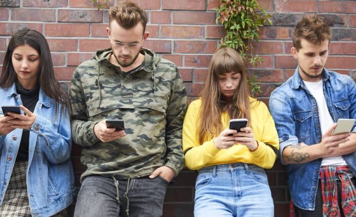 dospivani_deti_s_mobilem