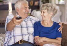 Lidé nad 75 let a zdravotně postižení nebudou už letos platit za ČT a ČRo platit