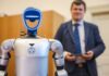 Na 1. LF UK pomáhá robot Charles a chystá se i nové robotické centrum robot_Charles